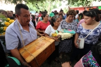 Miércoles 14 de diciembre del 2016. Chiapa de Corzo. Inicio de la Topada de la Flor. Con la adoración del Niño Florero esta tarde da inicio al recorrido de la Topada de La Flor, donde cientos de jóvenes chiapacorceños recorren a pie durante varios dÃas la Miércoles 14 de diciembre del 2016. Chiapa de Corzo. Inicio de la Topada de la Flor. Con la adoración del Niño Florero esta tarde da inicio al recorrido de la Topada de La Flor, donde cientos de jóvenes chiapacorceños recorren a pie durante varios dÃas la