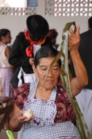 Miércoles 3 de mayo del 2017. Tuxtla Gutiérrez. Las celebraciones de la Santa Cruz dentro de la Comunidad Zoque realizan la ensarta de flores para las ofrendas  y preparan los tamales de hoja para acompañar las procesiones de la danza del torito.