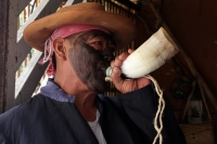 Martes 3 de mayo del 2016. Tuxtla Gutiérrez. Los indígenas zoque recorren las calles de los barrios tradicionales realizando la danza del Torito