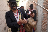 Martes 3 de mayo del 2016. Tuxtla Gutiérrez. Los indígenas zoque recorren las calles de los barrios tradicionales realizando la danza del Torito