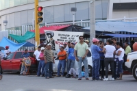 Lunes 14 de octubre del 2013. Tuxtla Gutiérrez. Maestros del movimiento magisterial permanecerán bloqueando los accesos a la Torre Azteca-Chiapas de manera indefinida desde esta mañana.