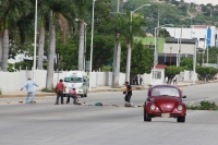 Miércoles 11 de julio del 2012. Tuxtla Gutiérrez, Chiapas. Indígenas de San Juan Chamula protestan en las instalaciones de la Torre Chiapas dejando incomunicados y atrapados en el interior a los trabajadores de las dependencias que se ubican en este edifi
