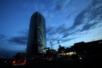 Miércoles 30 de octubre del 2013. Tuxtla Gutiérrez. El edificio de la Torre Azteca-Chiapas permanece prácticamente vacío salvo un piso que es delatado por la iluminación de su interior.