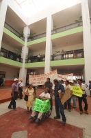 Lunes 7 d noviembre. Protestan trabajadores de bacheo de Tuxtla.