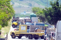 Foto/Alex Estrada. Miércoles 15 de junio. Transportistas mantienen el bloqueo de la entrada de la ciudad de Tuxtla Gutiérrez, esto a pesar de las negociaciones y de los intentos policiacos para levantar los vehículos, han detenido a 14 líderes de los tran