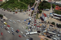 Foto: Juan Carlos Calderon. Miércoles 28 de agosto del 2013. Tuxtla Gutiérrez. El desorden vehicular de taxistas y colectiveros ocasiona que el tráfico en la ciudad sea mucho más caótico como en esta mañana en las cercanías de la Torre Azteca-Chiapas.