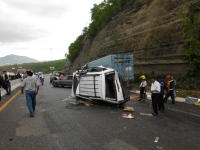 Viernes 1 de julio. Un tráiler sin frenos ocasionó un fuerte accidente de tráfico en la entrada de la ciudad de Tuxtla Gutiérrez, afectando a más de 15 vehículos en las cercanías de la entrada poniente de la ciudad.
