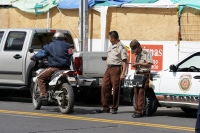 Tuxtla Gutiérrez, 3 de enero. Los momentos que pasan los agentes de transito para no multar a alguien en la Avenida Central. Ahora llega un motociclista al rescate.