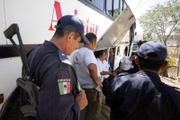 Transportistas del estado de Chiapas, se manifiestan esta tarde protestando por el incremento de los combustibles y realizan una caravana por las principales avenidas de la ciudad de Tuxtla Gutiérrez.