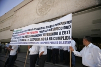 Jueves 25 de noviembre. Transportistas organizados del estado de Chiapas piden la intervención de las autoridades para que sean cumplidos los compromisos que la Secretaria del Transporte tiene con los chóferes y trabajadores del volante.