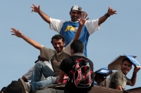 Miércoles 16 deJulio del 2014. Arriaga. Cientos de migrantes viajan sobre los vagones del tren de carga hacia Ixtepec, Oaxaca y en lo que podrÃa ser uno de los últimos viajes que permitirán las polÃticas mexicanas migratorias en la Ruta Férrea del Migrant Miércoles 16 deJulio del 2014. Arriaga. Cientos de migrantes viajan sobre los vagones del tren de carga hacia Ixtepec, Oaxaca y en lo que podrÃa ser uno de los últimos viajes que permitirán las polÃticas mexicanas migratorias en la Ruta Férrea del Migrant