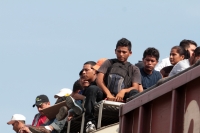 Miércoles 16 deJulio del 2014. Arriaga. Cientos de migrantes viajan sobre los vagones del tren de carga hacia Ixtepec, Oaxaca y en lo que podría ser uno de los últimos viajes que permitirán las políticas mexicanas migratorias en la Ruta Férrea del Migrant
