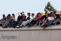 Miércoles 16 deJulio del 2014. Arriaga. Cientos de migrantes viajan sobre los vagones del tren de carga hacia Ixtepec, Oaxaca y en lo que podría ser uno de los últimos viajes que permitirán las políticas mexicanas migratorias en la Ruta Férrea del Migrant