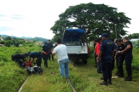 Sábado 11 de agosto del 2012. Arriaga, Chiapas. Un jóven migrante murio durante la madrugada destrozado por las ruedas del tren en las cercanias donde se ubica el puesto de la Cruz Roja Mexicana en la ciudad de Arriaga.