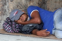 Miércoles 4 de junio del 2014. Arriaga. Mientras que son reparadas las vías del tren entre Oaxaca y Chiapas, los migrantes buscan refugio entre los durmientes y las vías esperando poder continuar con el viaje hacia la frontera norte.