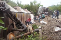 Lunes 2 de junio de 2014. Arriaga. Los vagones del tren que transportaba diferentes productos comerciales  entre Ixtepec, Oaxaca  y Arriaga sufren un accidente donde varios vagones se descarrilan en las cercanías de la comunidad Lázaro Cárdenas sin que se