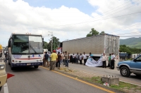 Lunes 1º de julio del 2013. Tuxtla Gutiérrez. La AMOTAC realiza una manifestación en las entradas de la capital del estado para exigir a las autoridades el cumplimiento de las demandas de regulación del transporte y protestar en contra del alza de los pre