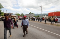Lunes 1º de julio del 2013. Tuxtla Gutiérrez. La AMOTAC realiza una manifestación en las entradas de la capital del estado para exigir a las autoridades el cumplimiento de las demandas de regulación del transporte y protestar en contra del alza de los pre