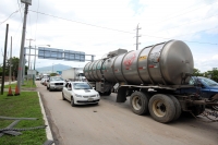 Lunes 1º de julio del 2013. Tuxtla Gutiérrez. La AMOTAC realiza una manifestación en las entradas de la capital del estado para exigir a las autoridades el cumplimiento de las demandas de regulación del transporte y protestar en contra del alza de los pre Lunes 1º de julio del 2013. Tuxtla Gutiérrez. La AMOTAC realiza una manifestación en las entradas de la capital del estado para exigir a las autoridades el cumplimiento de las demandas de regulación del transporte y protestar en contra del alza de los pre