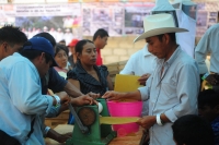 Gutiérrez/Productores de abejas en Tumbalá, presentan los productos y sus derivados durante el 1er Encuentro Apícola que se realiza en esta ciudad.