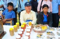 Gutiérrez/Productores de abejas en Tumbalá, presentan los productos y sus derivados durante el 1er Encuentro Apícola que se realiza en esta ciudad.