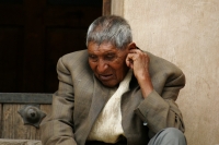 Un anciano espera en la entrada de la iglesia de Santo Domingo en San Cristóbal de las Casas, tiene puestas sus esperanzas en la próxima temporada vacacional.