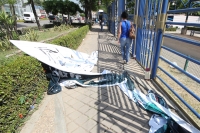 Jueves 17 de octubre del 2013. Tuxtla Gutiérrez. Estudiantes de las facultades de la Unach se enfrentan este medio día por intentar mantener el control de los accesos a la institución universitaria.