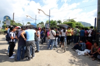 Jueves 17 de octubre del 2013. Tuxtla Gutiérrez. Estudiantes de las facultades de la Unach se enfrentan este medio día por intentar mantener el control de los accesos a la institución universitaria.