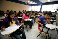 Este medio día continuaron los exámenes de selección en los diferentes planteles de la Universidad Autónoma de Chiapas.