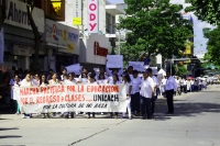 Lunes 15 de octubre del 2012. Tuxtla Gutiérrez, Chiapas. Maestros y estudiantes de las facultades de Tuxtla y Chiapa de Corzo, marchan esta mañana por la Avenida Central para exigir que sea reanuden las clases y se termine el paro estudiantil. Lunes 15 de octubre del 2012. Tuxtla Gutiérrez, Chiapas. Maestros y estudiantes de las facultades de Tuxtla y Chiapa de Corzo, marchan esta mañana por la Avenida Central para exigir que sea reanuden las clases y se termine el paro estudiantil.