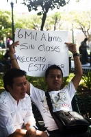 Lunes 15 de octubre del 2012. Tuxtla Gutiérrez, Chiapas. Maestros y estudiantes de las facultades de Tuxtla y Chiapa de Corzo, marchan esta mañana por la Avenida Central para exigir que sea reanuden las clases y se termine el paro estudiantil.