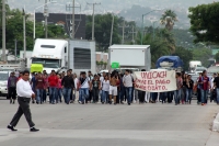 Lunes 29 de agosto del 2016. Tuxtla Gutiérrez. Estudiantes de la Unicach, Unach y Ipn marchan por el libramiento norte exigiendo el pago de becas, las cuales han sido retenidas por la administración estatal desde hace seis meses.