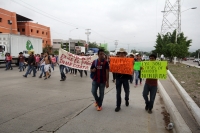 Lunes 29 de agosto del 2016. Tuxtla Gutiérrez. Estudiantes de la Unicach, Unach y Ipn marchan por el libramiento norte exigiendo el pago de becas, las cuales han sido retenidas por la administración estatal desde hace seis meses.