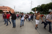 Lunes 29 de agosto del 2016. Tuxtla Gutiérrez. Estudiantes de la Unicach, Unach y Ipn marchan por el libramiento norte exigiendo el pago de becas, las cuales han sido retenidas por la administración estatal desde hace seis meses.