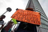 Lunes 29 de agosto del 2016. Tuxtla Gutiérrez. Estudiantes de la Unicach, Unach y Ipn marchan por el libramiento norte exigiendo el pago de becas, las cuales han sido retenidas por la administración estatal desde hace seis meses.