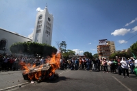Lunes 9 de enero del 2017. Tuxtla Gutiérrez. Militantes de la UNTA protestan esta mañana en la avenida central en contra del Gasolinazo. Lunes 9 de enero del 2017. Tuxtla Gutiérrez. Militantes de la UNTA protestan esta mañana en la avenida central en contra del Gasolinazo.