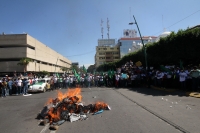Lunes 9 de enero del 2017. Tuxtla Gutiérrez. Militantes de la UNTA protestan esta mañana en la avenida central en contra del Gasolinazo.