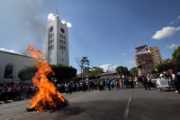 Lunes 9 de enero del 2017. Tuxtla Gutiérrez. Militantes de la UNTA protestan esta mañana en la avenida central en contra del Gasolinazo.