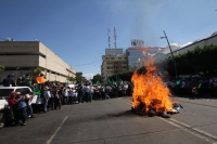 Lunes 9 de enero del 2017. Tuxtla Gutiérrez. Militantes de la UNTA protestan esta mañana en la avenida central en contra del Gasolinazo.