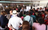 Lunes 16 de junio del 2014. Tuxtla Gutiérrez. Estudiantes de la UPN cierran las entradas del edificio de la administración estatal esta mañana como protesta.