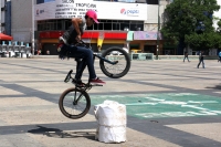 Miércoles 2 de agosto del 2017. Tuxtla Gutiérrez. El ciclista urbano aprovecha las oportunidades que le brinda la ciudad para practicar este deporte