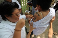 Lunes 7 de noviembre del 2016. Tuxtla Gutiérrez. Durante el inicio de la campaña de vacunación contra la influenza estacional en la temporada de invierno en Chiapas, los brigadistas de la Secretaria de Salud chiapaneca se instalan más de 2000 puestos fijo
