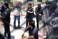 Domingo 1 de mayo del 2016. Tuxtla Gutiérrez. El infiltrado dentro de las movilizaciones gremiales de este domingo es entregado a los elementos policiacos dentro de las vallas de seguridad del edificio de la administración estatal