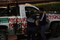 Miércoles 19 de diciembre del 2018. Tuxtla Gutiérrez. Peritos de la Fiscalí­a General de Justicia de Chiapas realizan el levantamiento de los vehí­culos vandalizados y abandonados en la entrada de estas instalaciones esta noche en la capital de este est