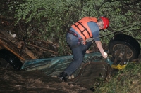 Lunes 11 de julio. Debido a las obras inconclusas en la carretera entre la colonia Vicente Guerrero y la delegación de Terán, un vehículo fue arrastrado por las aguas que atraviesa la carretera hacia el rio que se desbordo la noche de este domingo.