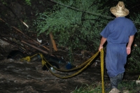 Lunes 11 de julio. Debido a las obras inconclusas en la carretera entre la colonia Vicente Guerrero y la delegación de Terán, un vehículo fue arrastrado por las aguas que atraviesa la carretera hacia el rio que se desbordo la noche de este domingo.