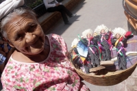 Jueves 5 de marzo del 0215. Tuxtla Gutiérrez. Una anciana sale a vender sus productos artesanales en las calles de Tuxtla.