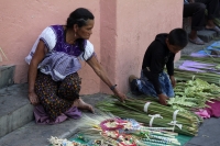 Viernes 12 de abril del 2019. Tuxtla Gutiérrez. Los primeros artesanos, fabricantes de cruces de palma llegan a la ciudad