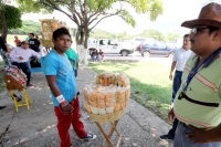Domingo 29 de septiembre del 2013. Tuxtla Gutiérrez. Elementos de la seguridad del nuevo partido Concertación Mexicana se encargan de sacar de los alrededores del Poliforum a los vendedores de chicharrines durante la primera asamblea estatal de esta organ