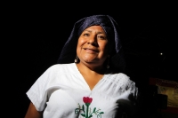 Jueves 13 de febrero del 2014. Tuxtla Gutiérrez. La vestimenta tradicional oaxaqueña es apreciada por los visitantes de la Plaza Central durante los eventos culturales que son presentados en la muestra denominando Guelaguetza en Chiapas 2014.
